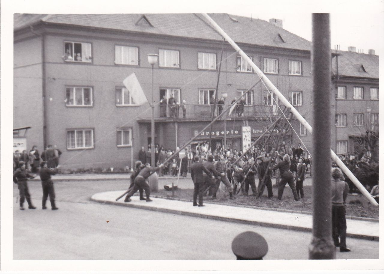 Historická fotografie - stavění májky